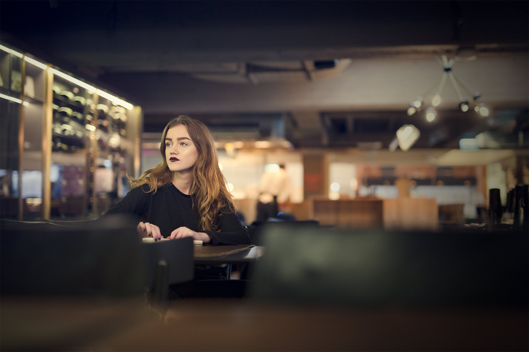 girl_at_cafe